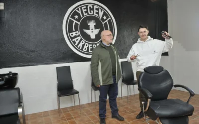 Con 19 años abre una barbería en su pueblo de Granada de 393 habitantes: «Apuesto por ayudar a mis vecinos»